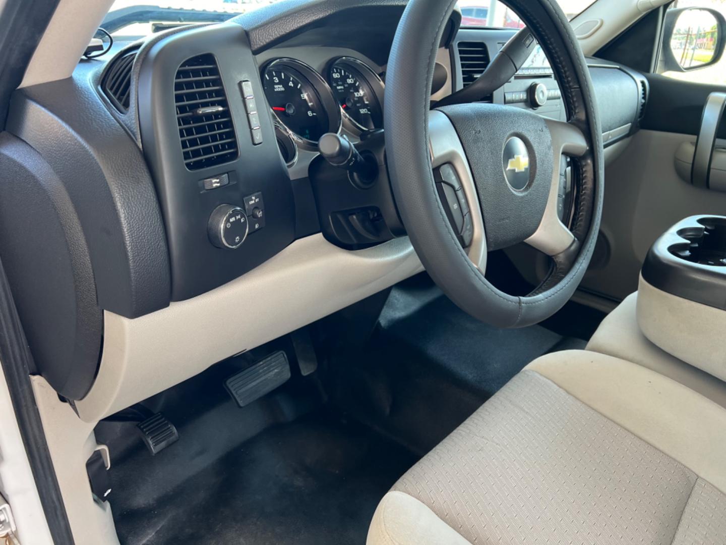 2009 White /Gray Chevrolet Silverado 1500 LT (1GCEC29029Z) with an 5.3 V8 engine, Automatic transmission, located at 4520 Airline Hwy, Baton Rouge, LA, 70805, (225) 357-1497, 30.509325, -91.145432 - 2009 Chevy Silverado Ext Cab LT 2WD ***One Owner*** 5.3 V8 Gas, 152K Miles, Power Windows, Locks & Mirrors, Cold A/C, Tow Pkg. FOR INFO PLEASE CONTACT JEFF AT 225 357-1497 CHECK OUT OUR A+ RATING WITH THE BETTER BUSINESS BUREAU WE HAVE BEEN A FAMILY OWNED AND OPERATED BUSINESS AT THE SAME LOCATION - Photo#13